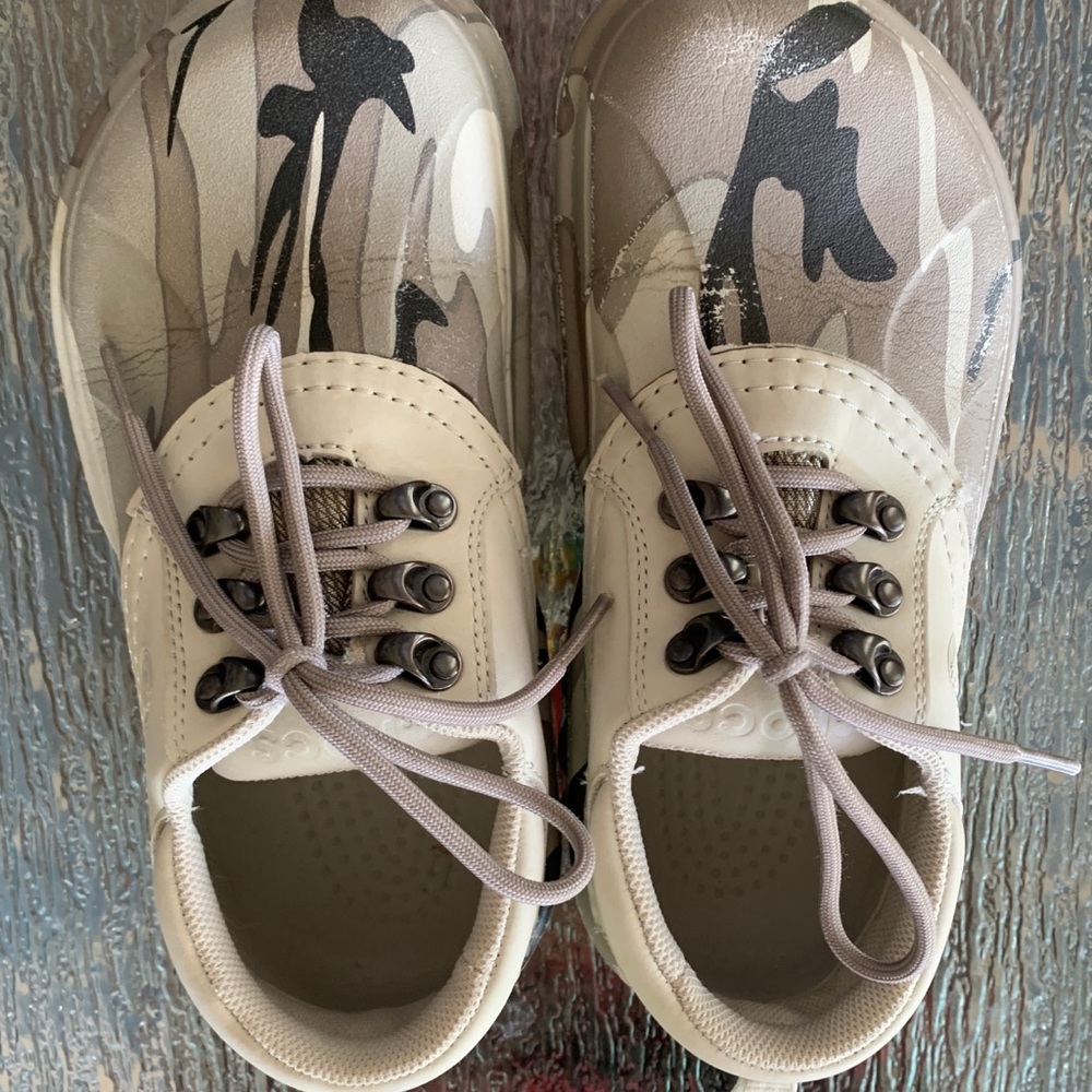 CROCS Camo print with laces. Women’s size 8 but fit like 7-7.5.